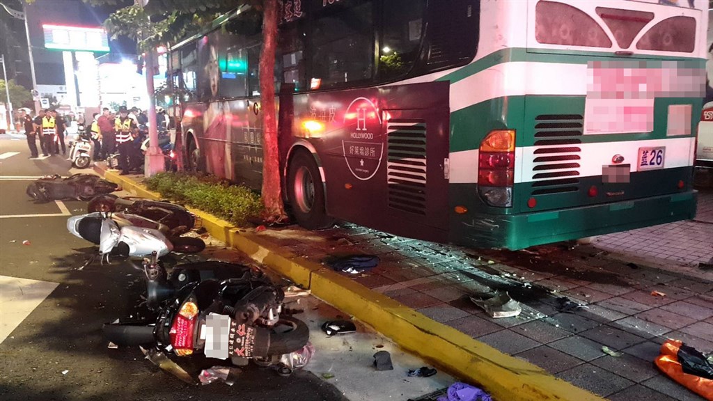 台北市內湖區21日晚間一輛三重客運藍26公車衝撞人行道,造成1死1傷。(翻攝照片)中央社記者黃麗芸傳真 109年9月21日