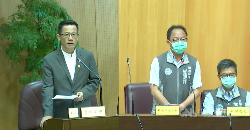 桃園市議員劉安祺(左)22日在議會總質詢時表示,中壢某旅館私收居家檢疫者,導致與一般旅客混居,恐成防疫破口,籲觀旅局應該對防疫旅館的管制更用心。(翻攝照片)中央社記者葉臻傳真 109年9月22日