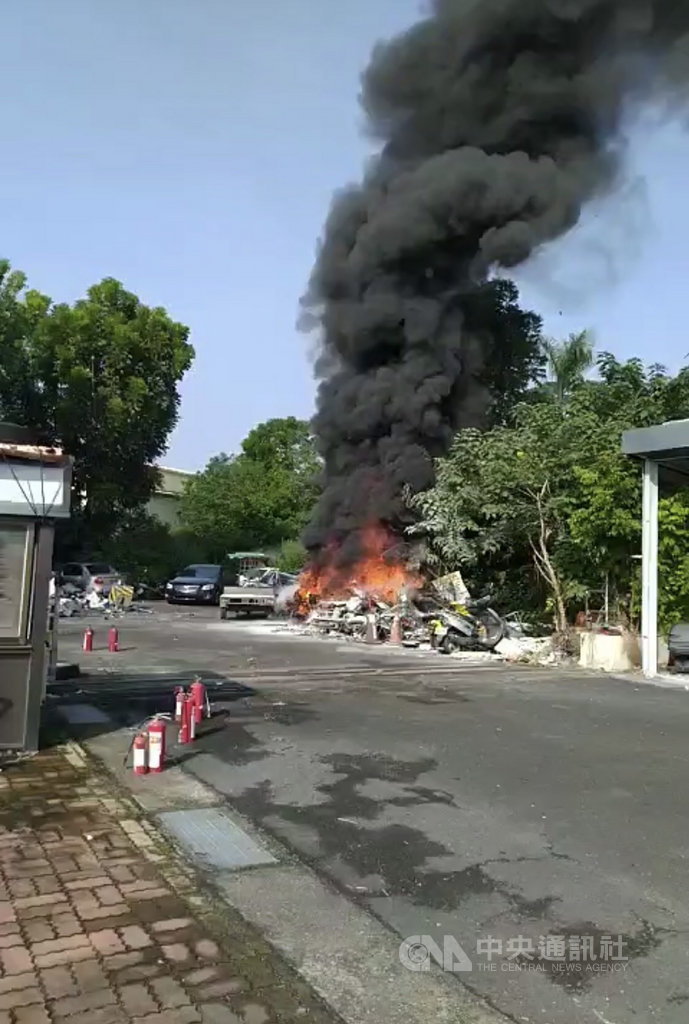 屏東縣政府警察局交通隊查扣車輛場22日上午不明原因起火,燒毀了1輛汽車、2輛拼裝車和12輛機車,警方初步研判是氣溫高造成老舊電線自燃。(屏東縣警局提供)中央社記者郭芷瑄傳真 109年9月22日