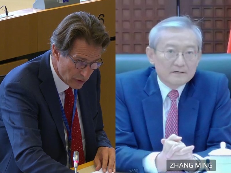 歐洲議會外交委會員21日傍晚召開視訊辯論會,邀請歐洲對外事務部亞太總司總司長維綱(左)及中國駐歐盟大使張明(右)參與,聽取對中國人權、人工智慧、數據技術以及對歐洲貿易未實現的承諾等議題看法。(圖取自歐盟官方網頁multimedia.europarl.europa.eu)