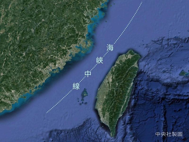 專家指出海峽中線是長久以來台灣、美國與中國大陸之間的默契,然而中國近期頻頻以軍機越界,且以外交部層級做出「不存在海峽中線」的宣示,意圖向美方警告。圖為台灣海峽中線位置示意圖。(中央社製圖)
