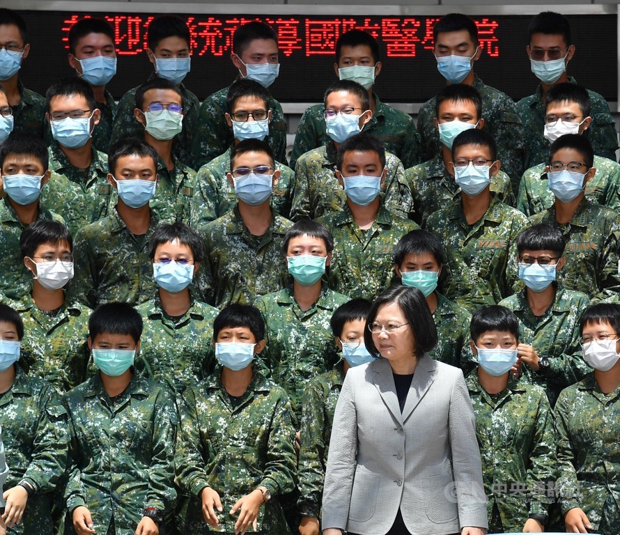 總統蔡英文的政府為促使美方有更強意願介入護衛台灣安全,正積極加強與無邦交盟邦的經貿合作。圖為蔡總統4日視導國防醫學院。(中央社檔案照片)