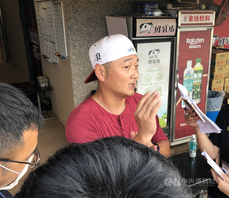 樂天桃猿與中信兄弟本壘攻防戰爭議後,只要碰頭就話題不斷,上週3連戰又有改判情況,桃猿隊總教練曾豪駒(後)表示,使用挑戰權的時機,還有情緒的控制上,可能都需要再修正,盼回歸場上。中央社記者謝靜雯攝 109年9月22日