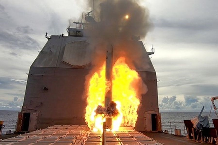 美軍太平洋艦隊21日發布新聞稿及照片指出,安提坦號巡洋艦成功發射戰斧攻陸飛彈命中關島外海的一處無人島。(圖取自facebook.com/USNavy)