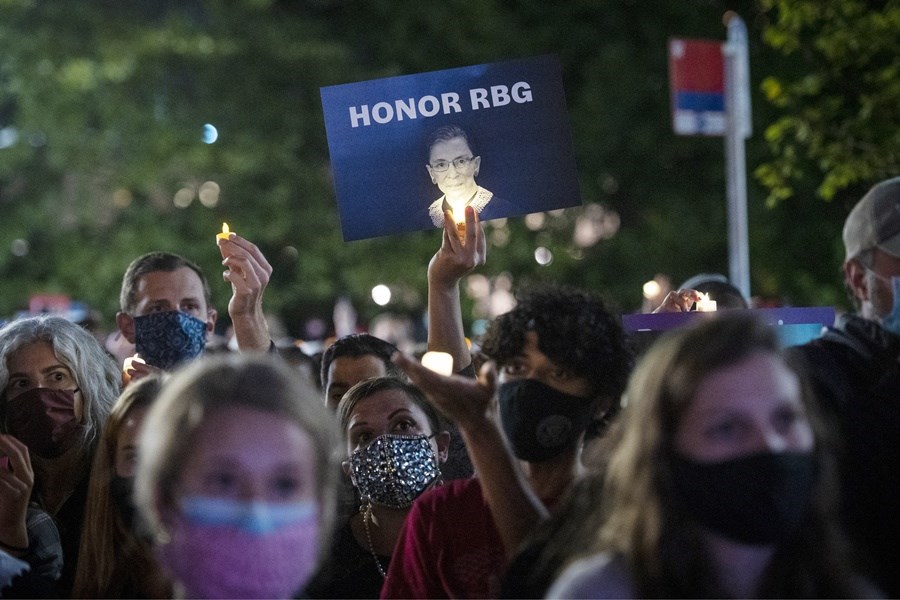 美國自由派大法官金斯柏格病逝,引爆總統是否可在大選前數週提名繼任人選爭議。圖為19日晚間美最高法院前上千民眾齊聚悼念金斯柏格。(美聯社)