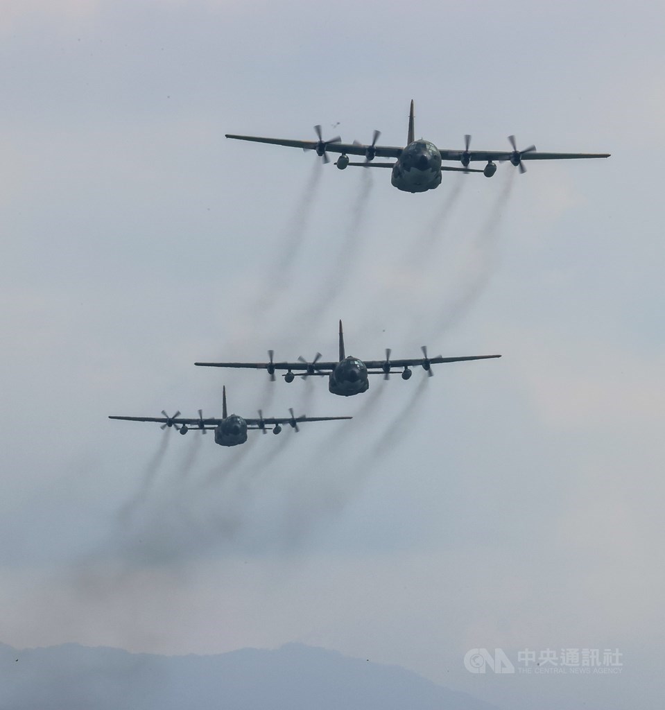 空軍第六混合聯隊第十空運大隊第102中隊22日在屏東機場舉行動態演練,3架C-130H運輸機在空中編隊飛行。中央社記者謝佳璋攝 109年9月22日