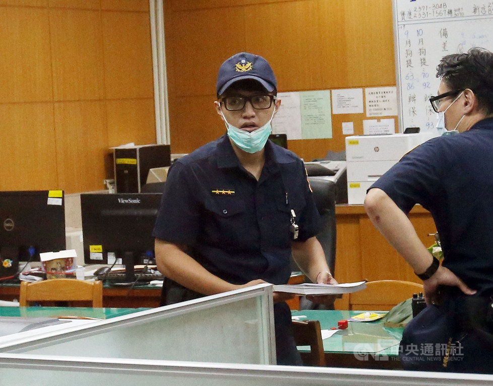 台北地方法院審理立委涉貪案移審庭,22日凌晨承審合議庭認被告蘇震清、廖國棟、陳超明有羈押原因,但因三位均為現任立委,已上簽請院長函請立法院許可,由法警親赴立法院送達,後因立法院保警無收受權限,再度回到地院。中央社記者郭日曉攝 109年9月22日