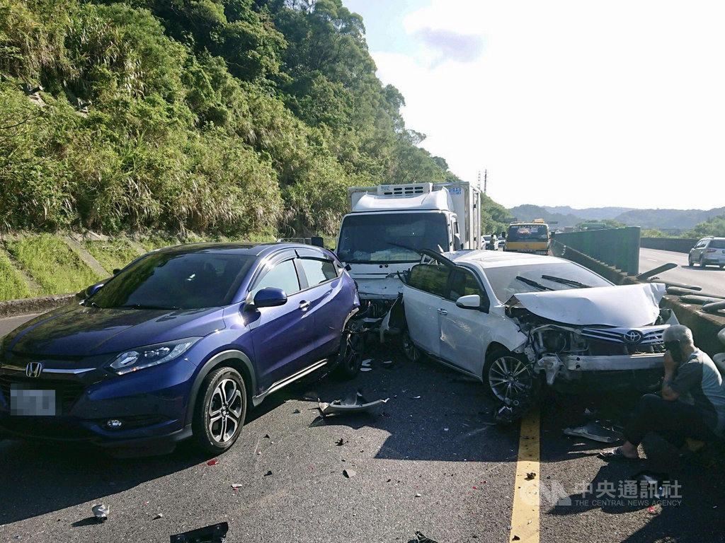 基隆台62線萬瑞快速公路西向7.4公里處23日上午發生5車追撞事故,造成2人受傷送醫,所幸經治療後已無大礙。(讀者提供)中央社記者王朝鈺傳真 109年9月23日