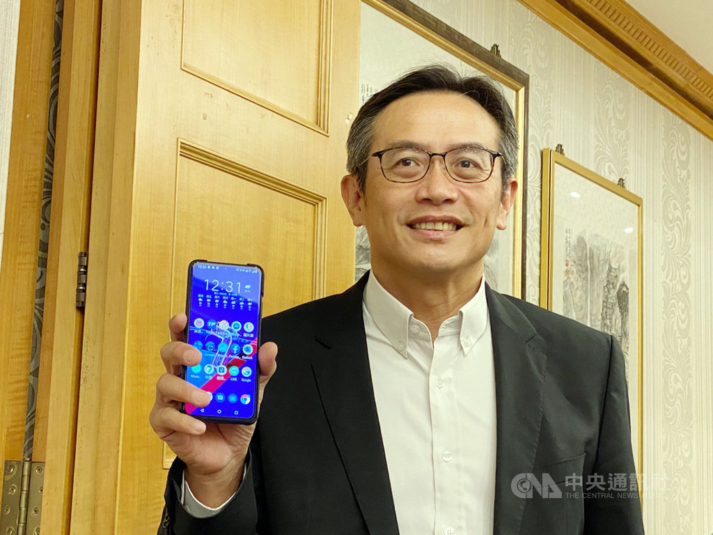 電腦品牌廠華碩全球副總裁林宗樑23日受訪表示,新手機ZenFone 7系列在台灣Android高階市占「坐二望一」,將推出促銷活動刺激買氣,看好近期將登上高階市場龍頭。中央社記者吳家豪攝 109年9月23日