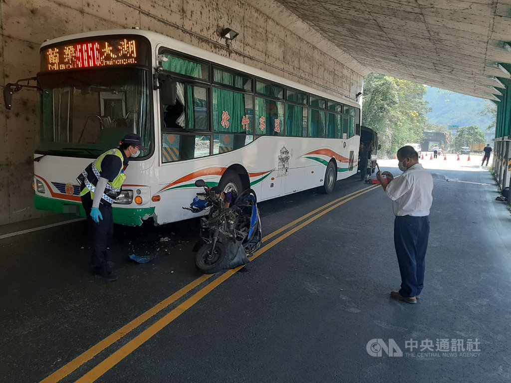 疑跨越雙黃線撞公車機車騎士送醫不治 社會 中央社cna