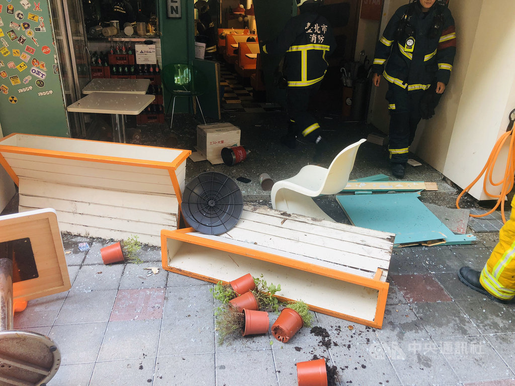 台北市市民大道附近一間餐廳23日下午疑發生氣爆,警消獲報後立即趕赴現場救援,2名男性員工受傷送醫。(民眾提供)中央社記者劉建邦傳真 109年9月23日