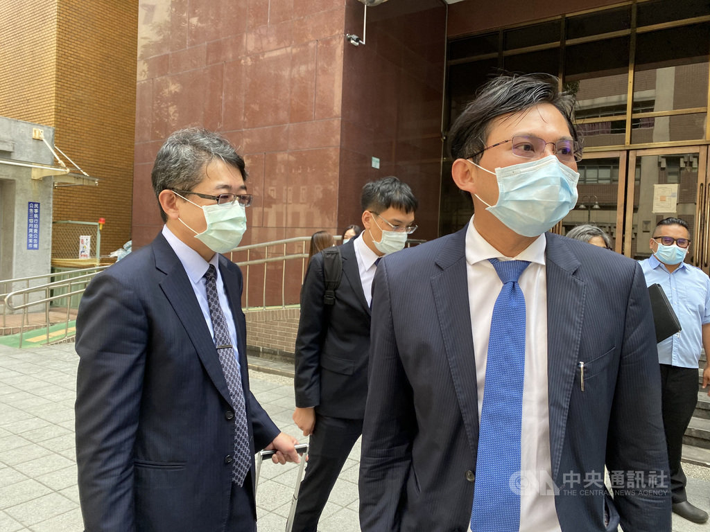前永豐銀總經理張晉源被永豐金、永豐銀指控背信案,台北地院23日第3次召開準備程序庭;由前立法委員黃國昌(前右)擔任張晉源的辯護律師。中央社記者林長順攝 109年9月23日