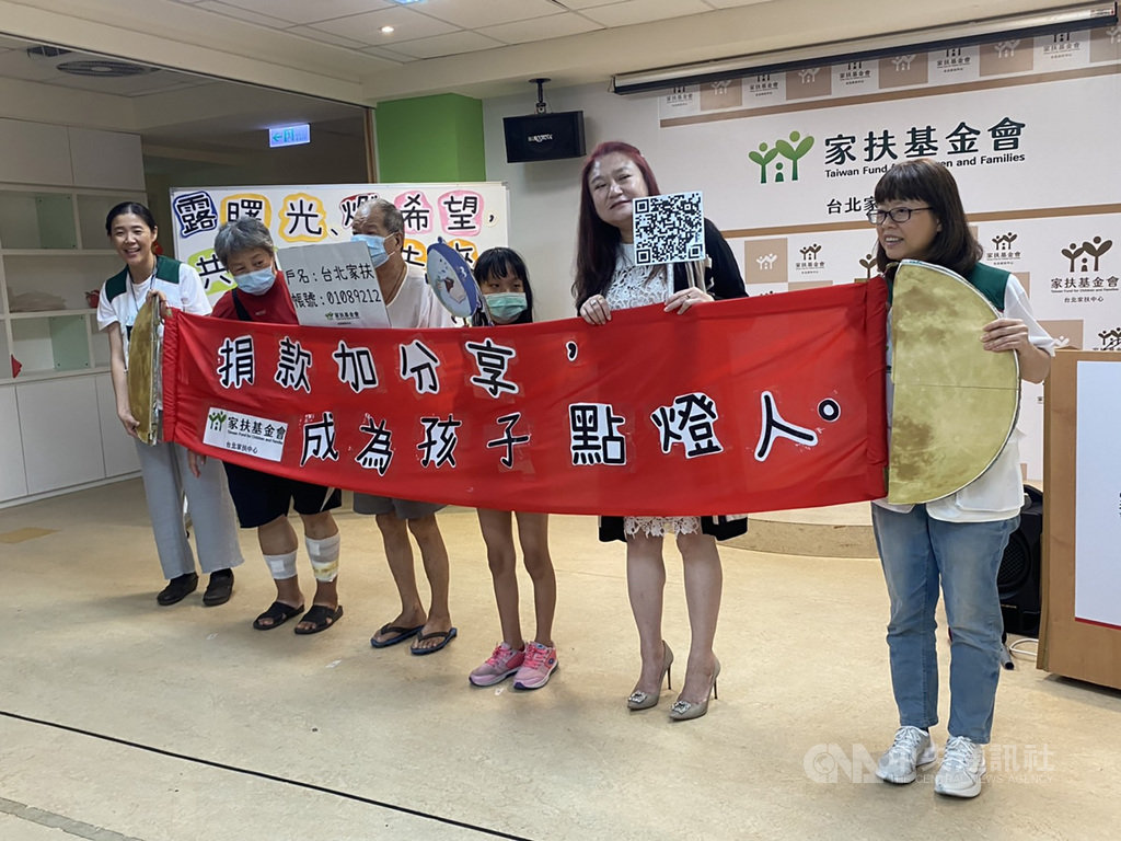 根據台北家扶中心調查,1300戶扶助家庭中有近4成沒有獨立唸書空間及足夠光源導致孩童近視,23日舉辦「台北家扶 寒冬起跑」記者會,盼民眾能當孩童的點燈人。中央社記者吳欣紜攝 109年9月23日