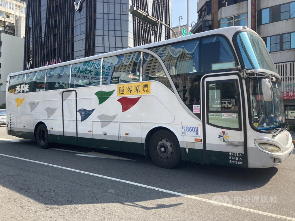 台中市議員賴佳微23日接獲民眾投訴,指日前搭豐客850路公車時,臨上高速公路前被要求下車。台中市政府交通局對此表示,將依契約開罰業者5000元,並督促豐客立即檢討改善。(賴佳微服務處提供)中央社記者郝雪卿傳真 109年9月23日