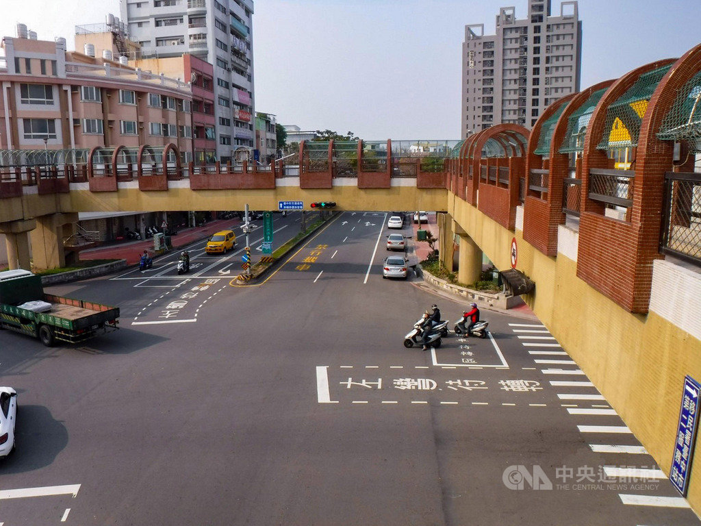 屹立台中市豐原區中正路與圓環西路、圓環南路口30年的中正陸橋(圖),由於民眾用路習慣變遷逐漸閒置,台中市政府日前啟動天橋拆除工程,未來可讓天際線被看見,為豐原帶來新氣象。(台中市政府提供)中央社記者郝雪卿傳真 109年9月23日