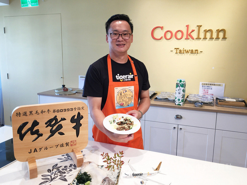 台灣虎航透過電商平台銷售航點農產品,23日宣布賣日本佐賀高級和牛,台灣虎航董事長陳漢銘到場體驗用佐賀和牛製作西西里飯。(台灣虎航提供)中央社記者汪淑芬傳真 109年9月23日