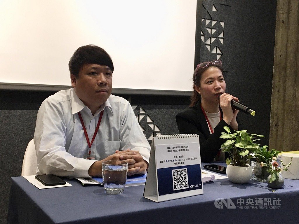 嘉泥法說會登場23日登場,嘉泥執行長王立心(右)說明,全年水泥經銷量約為45萬噸,經銷不受疫情影響。此外,嘉泥轉投資台泥,現金股息於第3季入袋。中央社記者蔡芃敏攝 109年9月23日