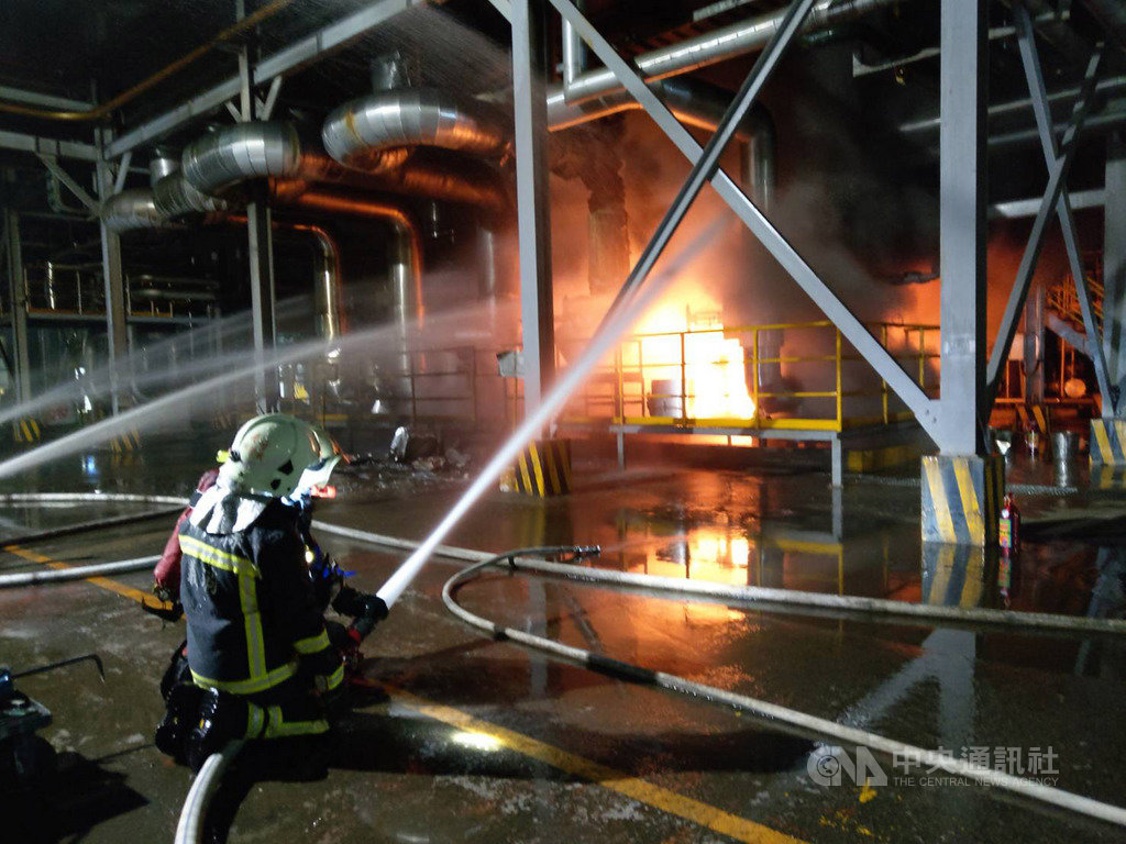 新竹縣遠東化纖公司新埔廠北廠區23日晚間發生火警,新竹縣消防局獲報派員趕往滅火。(新竹縣消防局提供)中央社記者郭宣彣傳真 109年9月23日