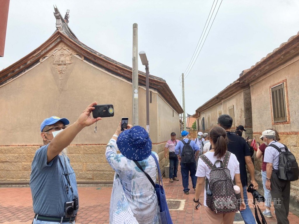 旅遊業者表示,金門戰地風情截然不同於台灣本島,因此推出人文歷史深度之旅,行程中精選各種金門特色餐食,並直接送旅客在地特產禮物箱,團費近新台幣4萬元,鎖定高端旅客;金門縣政府說,這凸顯金門旅遊的發展潛力。(金門縣政府提供)中央社記者黃慧敏傳真 109年9月23日