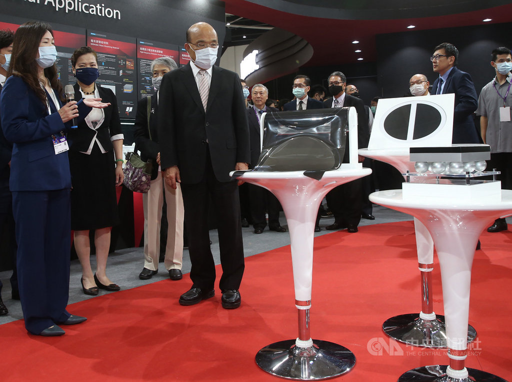 SEMICON Taiwan 2020國際半導體展開幕典禮23日在南港展覽館舉行,行政院長蘇貞昌(前左2)出席並參觀展出攤位。中央社記者鄭傑文攝 109年9月23日