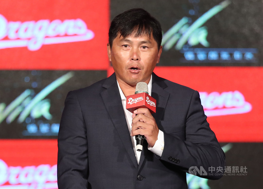 中職味全龍以總值超過新台幣6000萬元的合約簽下狀元王維中,成為球隊的招牌球星。教頭葉君璋(圖)23日表示,由於王維中已經1年沒有比賽,以運動員來講是很長的時間,因此要先確定他的身體狀況,「會讓他按部就班,最慢會在10月中旬秋訓之前報到。」中央社記者張新偉攝 109年9月23日