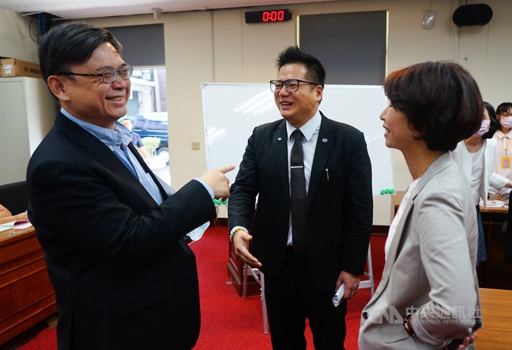 立法院經濟委員會23日舉行召委選舉,民眾黨立委邱臣遠(中)成為關鍵一票,他投票前表態不選邊站,會投給自己,最終藍、綠各取得一席召委。中央社記者王騰毅攝 109年9月23日