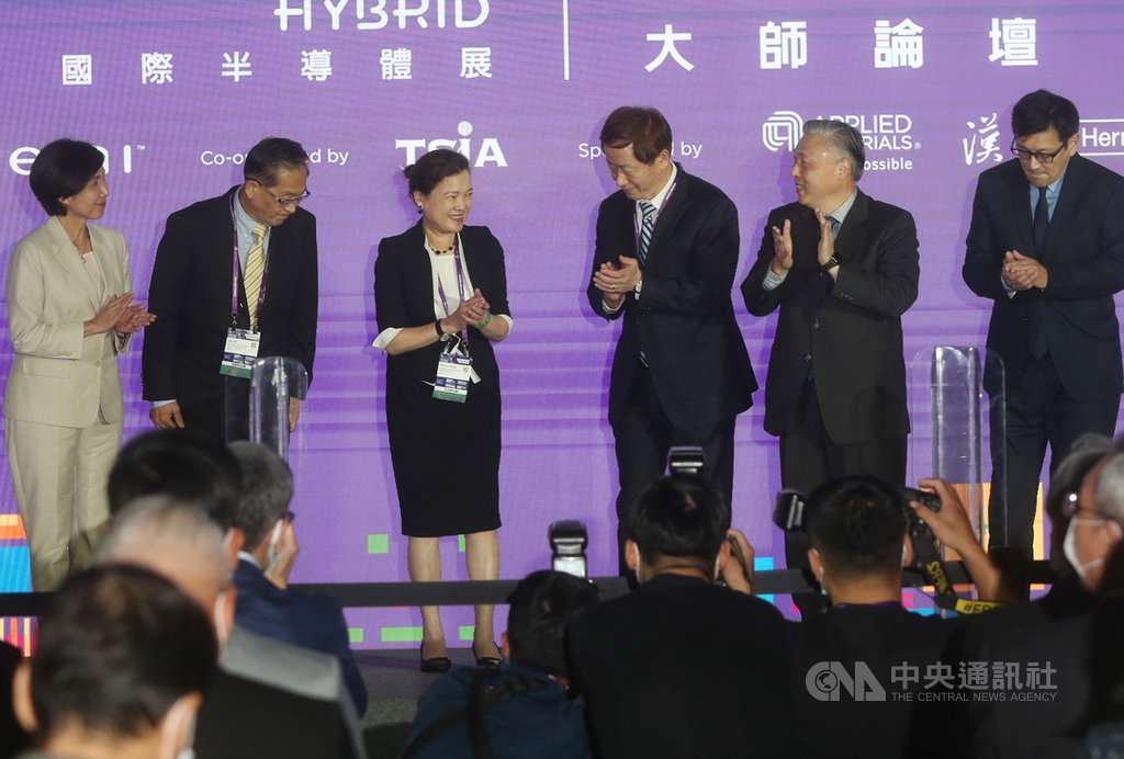 2020國際半導體展23日在台北南港展覽館舉辦大師論壇,經濟部長王美花(左3)向台積電董事長劉德音(右3)等人致意。中央社記者鄭傑文攝 109年9月23日