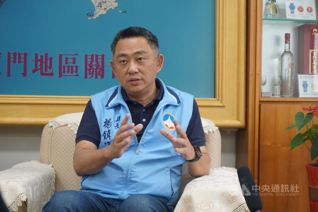 金門縣長楊鎮浯(圖)23日宣布,金門「1+1振興券」還有餘券一成未發出,將加碼直接發送給1萬6000多名金門學子及弱勢民眾,每人可領取兩張面額新台幣500元的振興券,共1000元,盼把消費留在金門。中央社記者黃慧敏攝 109年9月23日