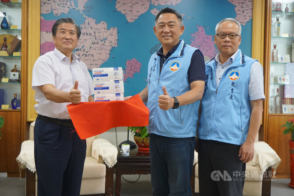 財團法人凱基社會福利慈善基金會執行長曾錦隆(左)團隊,23日捐贈15萬片防疫口罩給金門縣政府,由縣長楊鎮浯(中)、教育處長羅德水(右)代表接受。中央社記者黃慧敏攝 109年9月23日