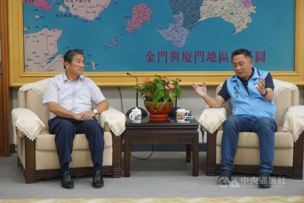 財團法人凱基社會福利慈善基金會執行長曾錦隆(左)團隊23日到金門縣政府捐贈15萬片防疫口罩,並與縣長楊鎮浯(右)就防疫、金門教育情況交換意見。中央社記者黃慧敏攝 109年9月23日