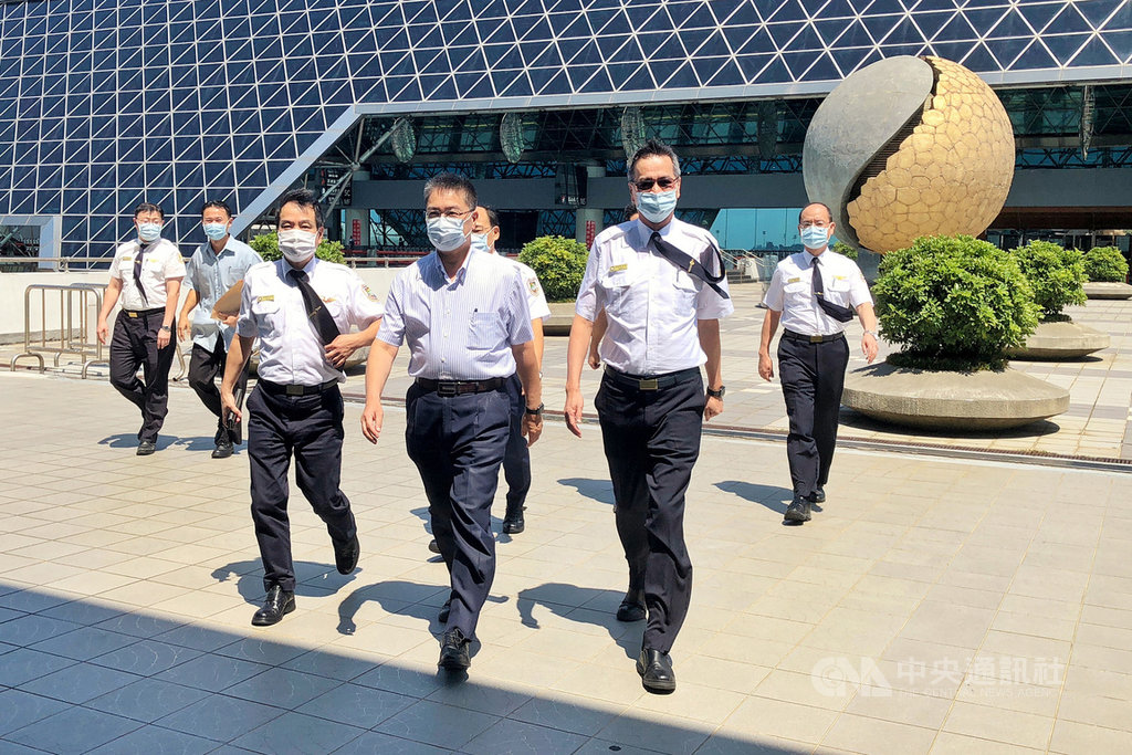 香港行政長官林鄭月娥22日說,涉嫌在台殺人的港人陳同佳願赴台自首。內政部長徐國勇(前中)23日表示,若陳同佳要來台投案自首,將配合陸委會依法辦理。中央社記者吳睿騏桃園機場攝 109年9月23日