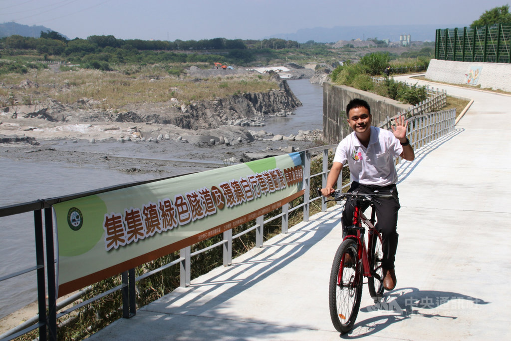 南投縣集集鎮綠色隧道、環鎮自行車道中間有斷點未連接,鎮公所營造友善騎乘環境,完成環鎮車道斷點打通及路線優化,讓遊客可沿濁水溪畔欣賞風光,集集鎮長陳紀衡(圖)23日實地走訪體驗。中央社記者蕭博陽南投縣攝 109年9月23日