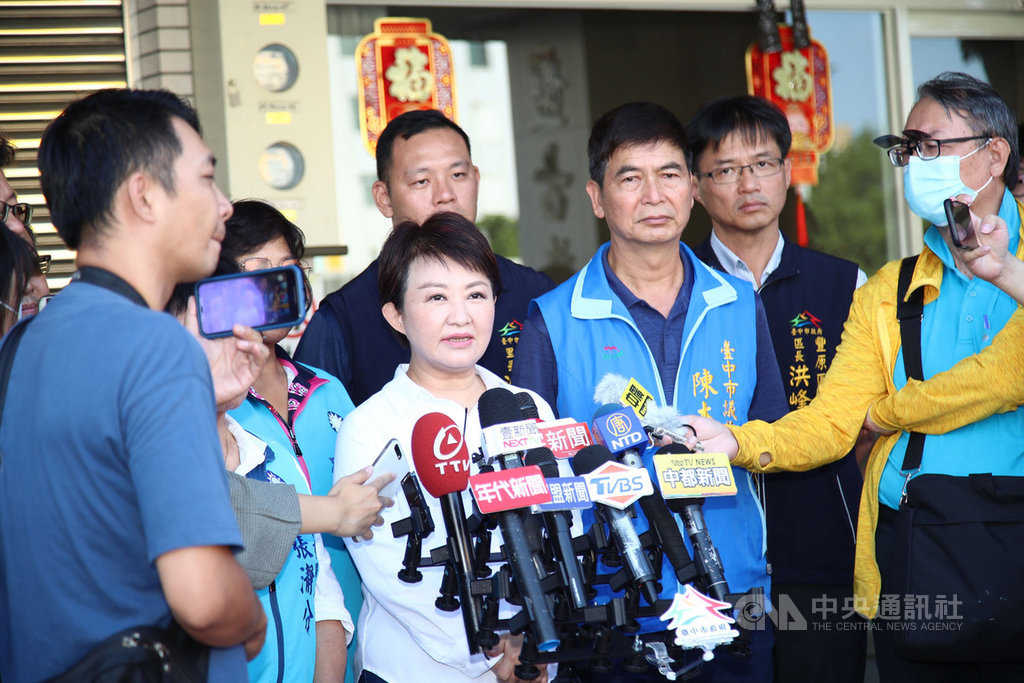 台中市長盧秀燕(白衣者)23日到豐原區視察時對政風處長詹政曇人事爭議案提出說明,她表示,由於法務部長蔡清祥日前親自打電話給她,感受蔡清祥放下身段,展現誠意,她就接受,但這是特例,下不為例。中央社記者郝雪卿攝 109年9月23日