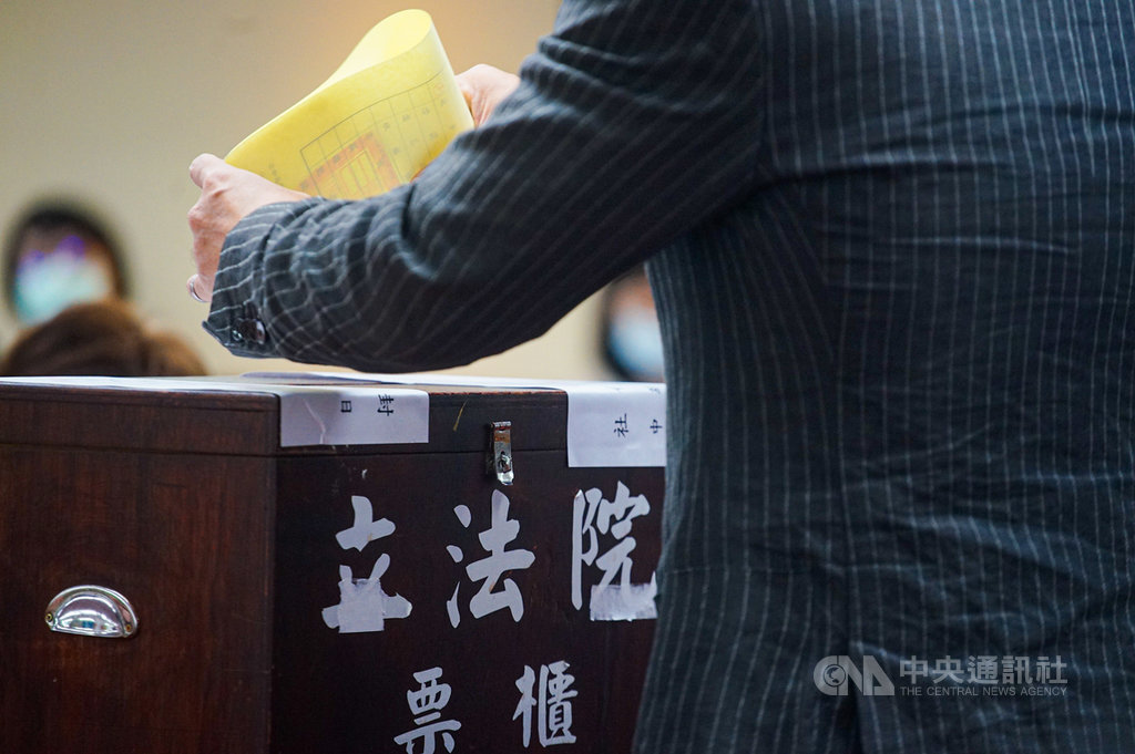 立法院23日舉行各委員會召委選舉,民進黨共拿下9席、國民黨則獲7席召委。中央社記者王騰毅攝 109年9月23日
