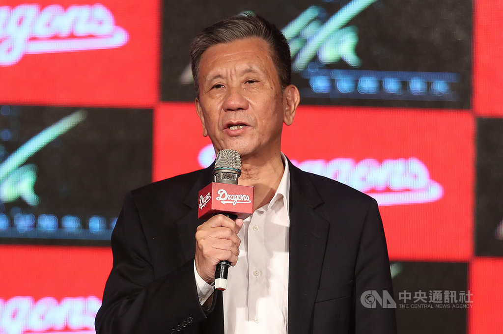 中職味全龍23日舉辦新秀加盟記者會,與狀元王維中簽下史上最大約,代理領隊任中傑(圖)表示,「我們在最後一刻簽下了王維中,最重要的意義是回應我們董事長(魏應充)不讓球迷失望的心意,雖然在談判過程中有一些波折,但還是完成了董事長給予的使命。」中央社記者張新偉攝 109年9月23日