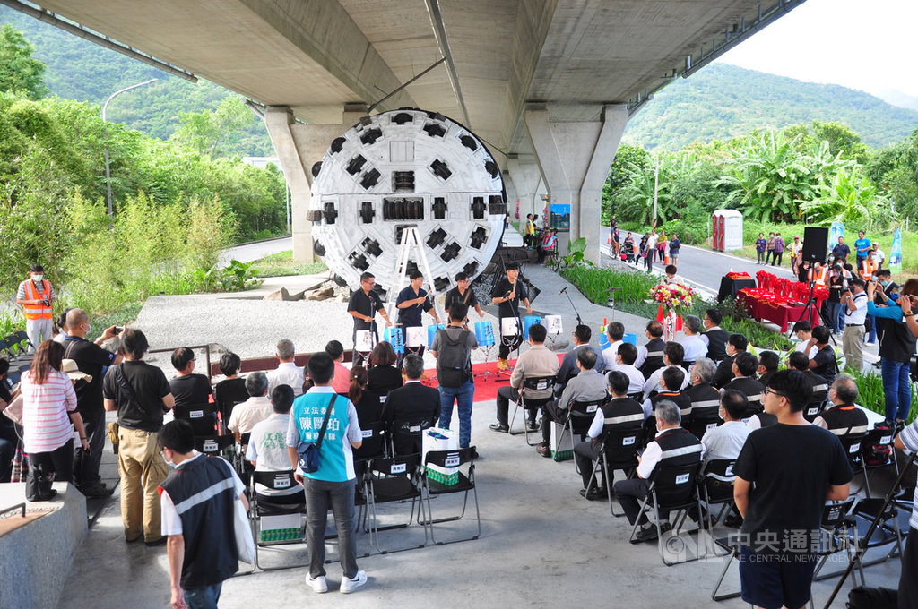 國5高速公路完工通車近15年,當年鑽鑿雪山隧道的鑽掘機之後於宜蘭閒置多年。經交通部等單位促成,23日起在國5頭城段的高架橋下,化身公共藝術品「平安回家」。中央社記者沈如峰宜蘭縣攝 109年9月23日