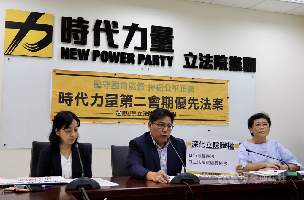 時代力量立法院黨團23日公布第2會期的26條優先法案,包括明定行政程序需有60天預告期、落實台灣豬肉標章與規定使用場所等。左起為時代力量立法院黨團幹事長王婉諭、總召邱顯智以及副總召陳椒華。中央社記者林育瑄攝 109年9月23日