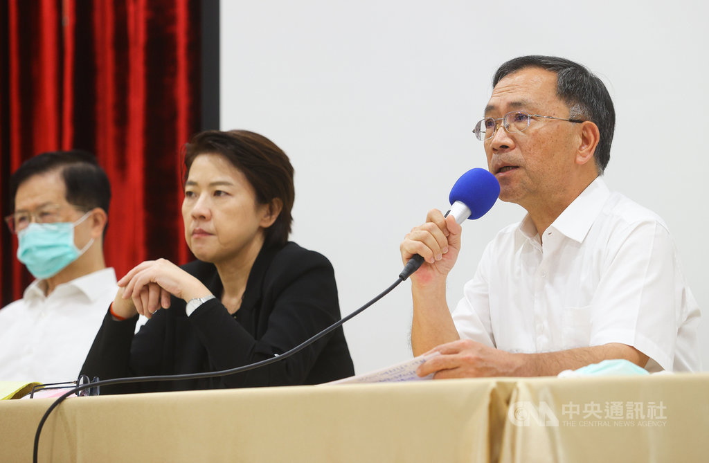台北市內湖區一處非法私人養護所22日發生火警釀3死,台北市政府23日下午召開記者會,副市長蔡炳坤(右)、黃珊珊(中)出席說明調查情況。中央社記者謝佳璋攝 109年9月23日