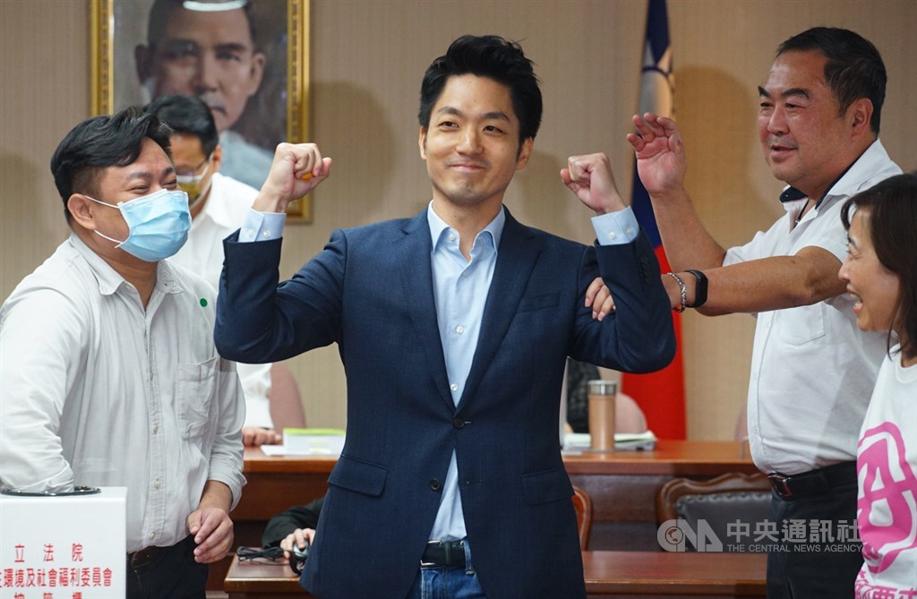 立法院衛環委員會23日舉行召委選舉,投票結果有3名委員票數相同需抽籤,國民黨立委蔣萬安(中)率先上場就中籤,順利當選召委。中央社記者王騰毅攝 109年9月23日