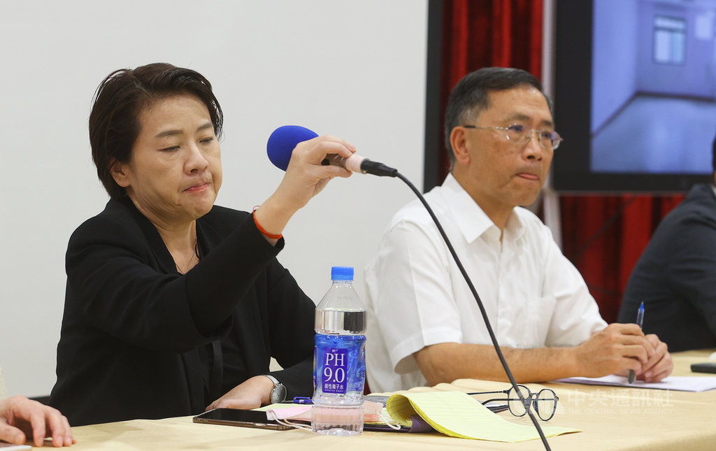 台北市內湖區康寧路一段的非法私人養護所22日火警釀3死,台北市副市長黃珊珊(左)、蔡炳坤(右)23日下午召開記者會,說明相關調查情況。中央社記者謝佳璋攝 109年9月23日