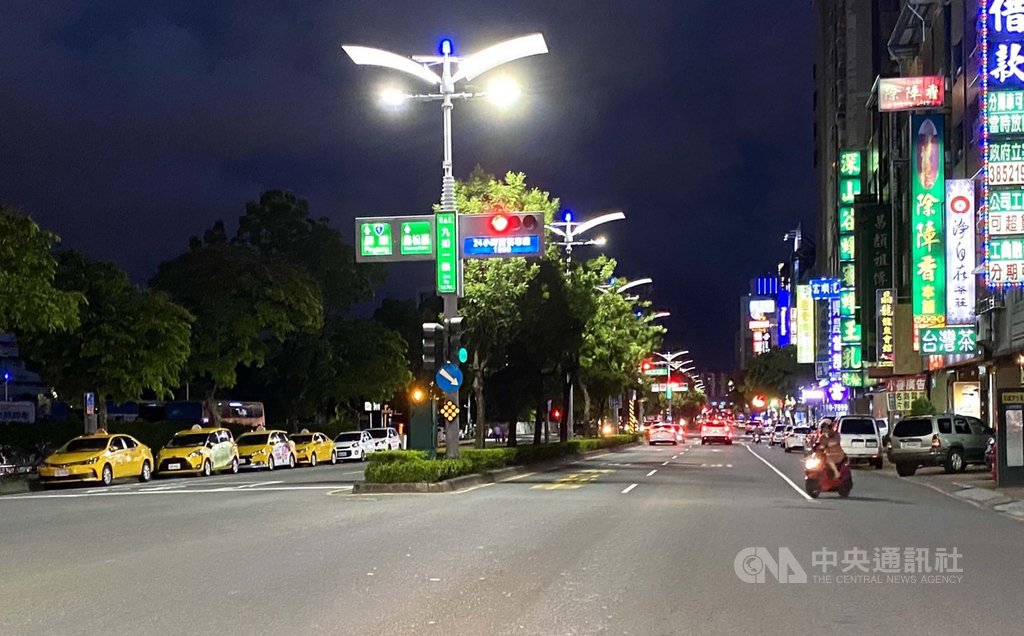高雄市換裝節能智能路燈,還結合會自動通報故障的路燈管理系統,路燈維修人員可於最短時間接獲通報並進行修復,大幅增加維修效率。(高市府提供)中央社記者王淑芬傳真 109年9月23日