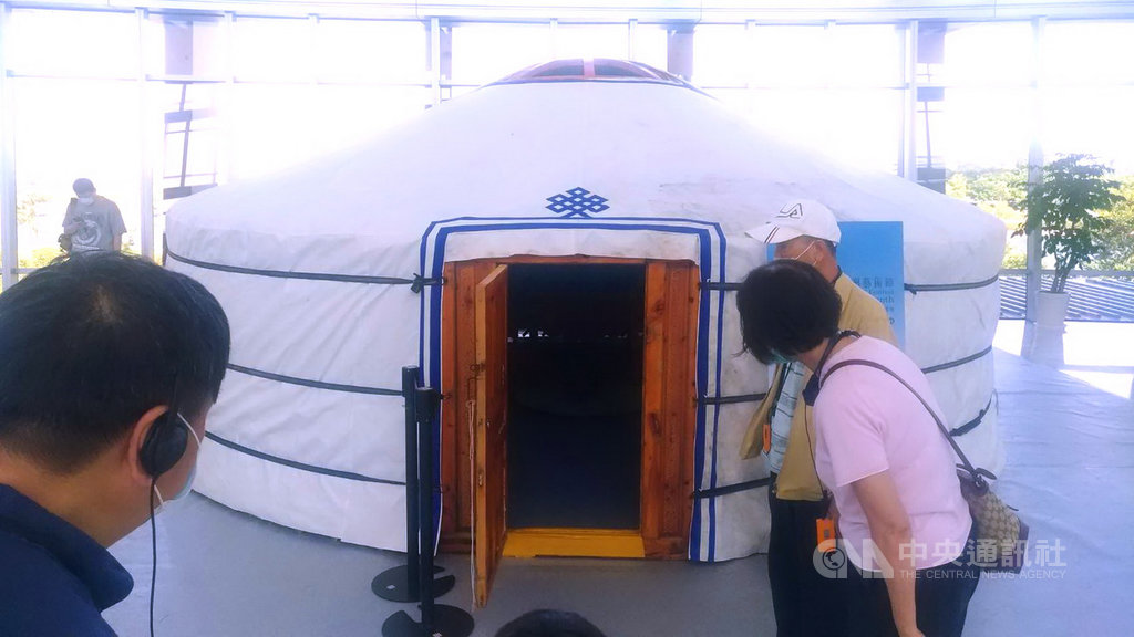 搭配2020「故宮亞洲藝術節-蒙古月」展覽,故宮南院23日在2樓大廳搭設一個直徑約6公尺的蒙古包,遊客可入內參觀,並設專人導覽。中央社記者蔡智明攝 109年9月23日