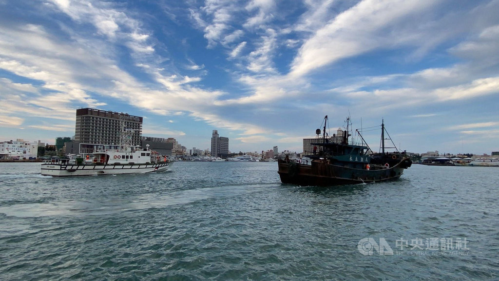 澎湖海巡隊23日在花嶼西北海域發現中國大陸漁船「閩東漁64578號」越界進行拖網作業,海巡強行登檢,查獲達3000公斤漁獲,花了近3小時海拋,並將人船押返裁處。(澎湖海巡隊提供)中央社 109年9月23日