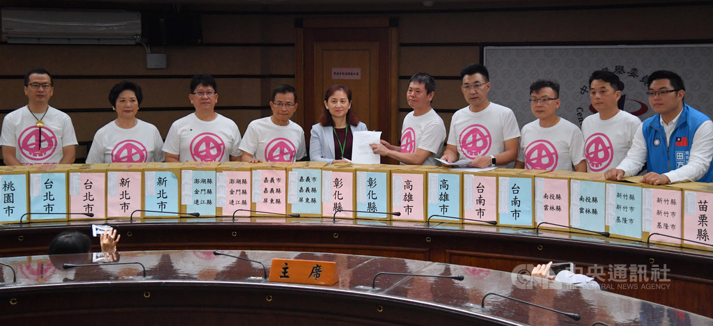 國民黨主席江啟臣(右4)、立法院黨團總召林為洲(右5)、革實院院長羅智強(左1)與黨籍立委23日到中選會,將國民黨推動的「公投綁大選」、「顧食安公投」兩項公投案的第一階段連署書遞交給中選會綜合規劃處處長高美莉(左5)。中央社記者王飛華攝 109年9月23日