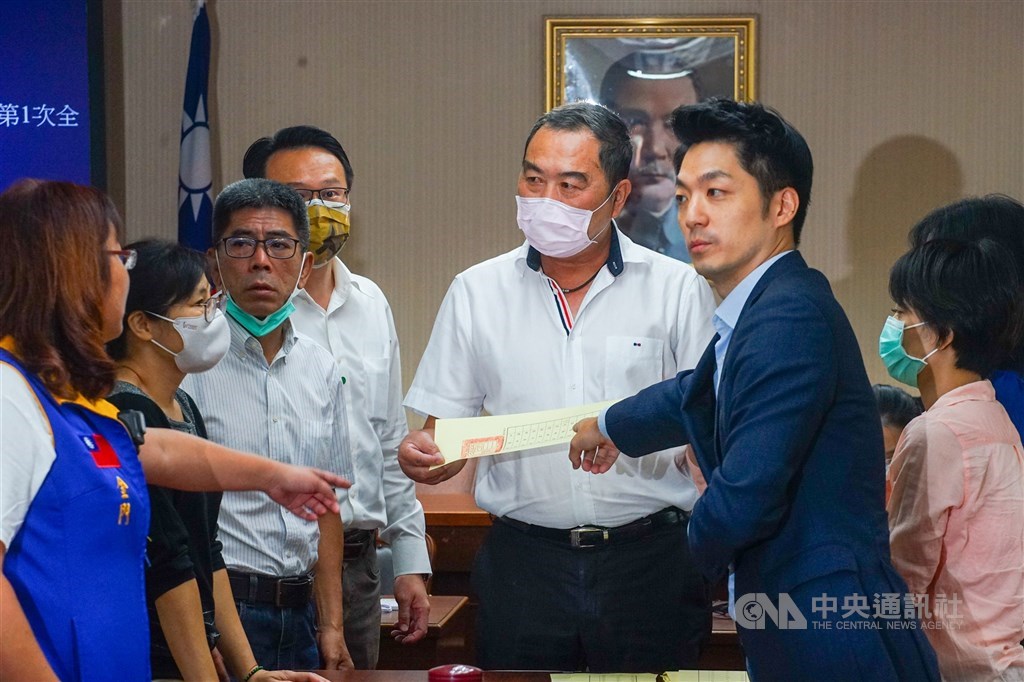 立法院衛環委員會23日舉行召委選舉,其中一張選票蓋了兩個章,引發是否為有效票的爭議,朝野立委聚集爭論。中央社記者王騰毅攝 109年9月23日