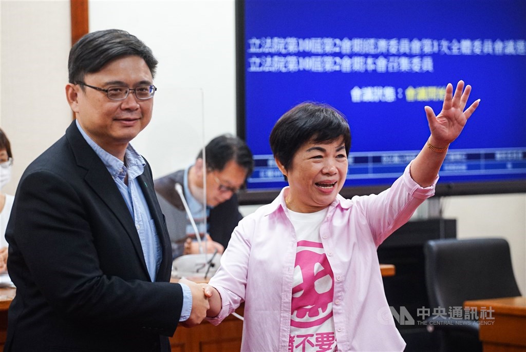 立法院經濟委員會23日舉行召委選舉,藍、綠各取得一席召委,國民黨立委楊瓊瓔(右)、民進黨立委賴瑞隆(左)當選後相互握手致意。中央社記者王騰毅攝 109年9月23日