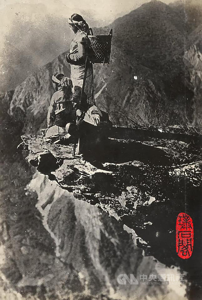 花蓮文史工作者葉柏強在個人臉書分享天狗岩晃動的貼文,疑因登山客想重現日治時期老照片樣貌,長期攀登導致岩體加速風化;太管處視察發現確實有風化狀況,目前先呼籲山友不要貿然站上岩塊。圖為日治時期拍攝的天狗岩照片。(葉柏強提供)中央社記者張祈傳真 109年9月23日