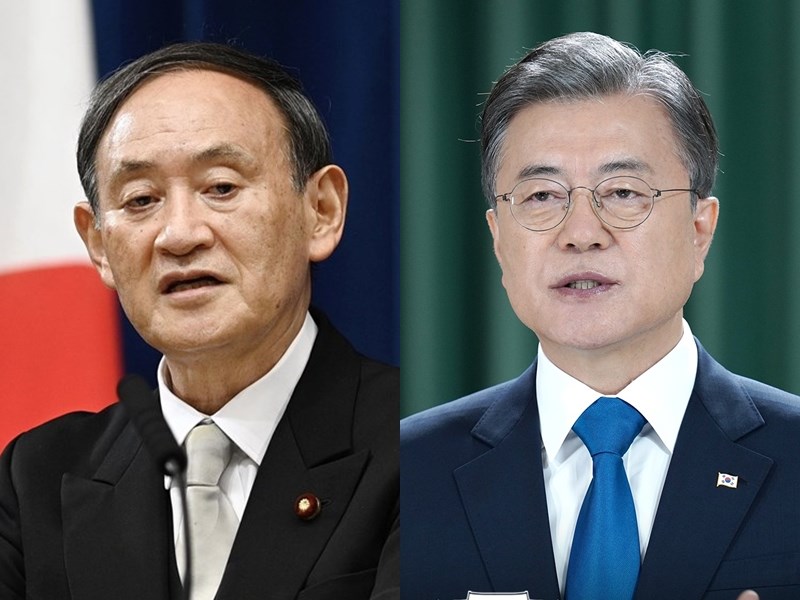 日本富士新聞網報導,首相菅義偉(左)上任後,與韓國總統文在寅(右)首次電話會談擬在24日上午進行。(左圖共同社;右圖取自facebook.com/TheBlueHouseKR)