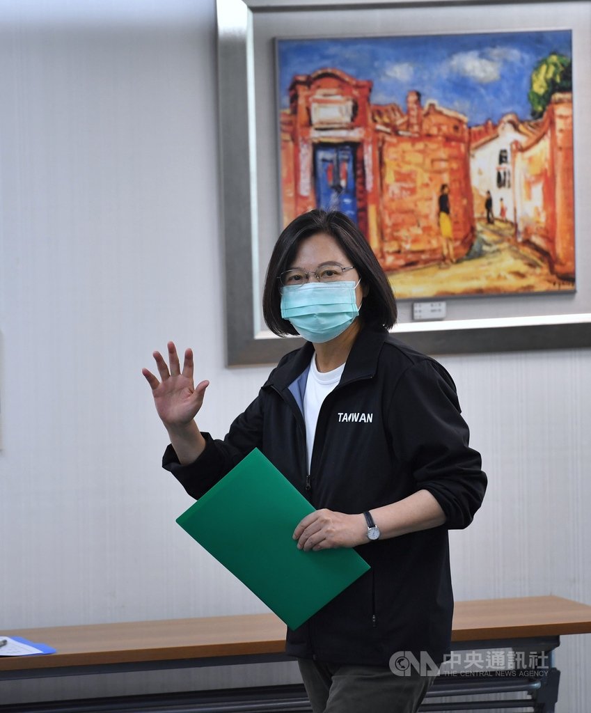 身兼民進黨主席的總統蔡英文(圖)23日下午在民進黨中央黨部出席中常會,步入會議室前向守候媒體揮手致意。中央社記者王飛華攝 109年9月23日