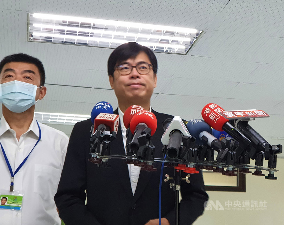 前高雄市長韓國瑜創立青創基金遭批預算執行率過低,市長陳其邁(右)23日表示,鼓勵青年創業,必須協助貸款或利息補貼等,也須配合相關產業政策,確實應好好檢討。中央社記者洪學廣攝 109年9月23日